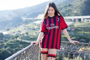 le-sexy-tifose-omaggio-al-milan-con-camilla-romagnone