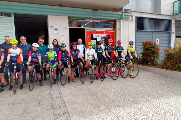 Fci Puglia: successo per lo stage giovanile femminile tra Andria e il velodromo di Barletta con vista Trofeo Rosa a Vieste