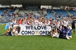 Il Como batte 5-0 la Roma CF e festeggia la promozione in Serie A