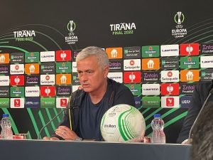 roma-mourinho-applaude-i-suoi-oggi-abbiamo-scritto-la-storia