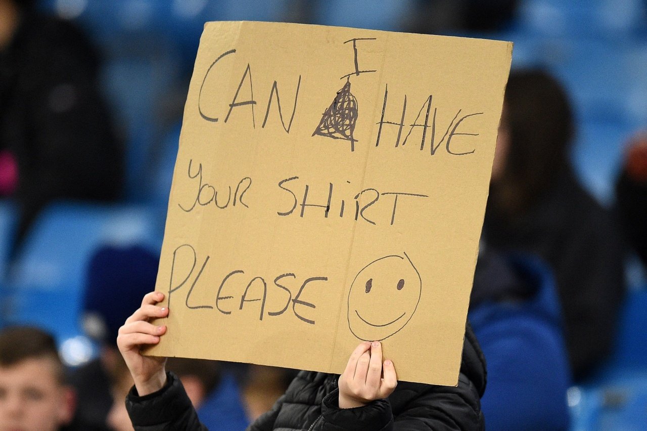 ajax-al-bando-i-cartelli-con-cui-i-tifosi-chiedono-le-maglie-ai-giocatori-allo-stadio