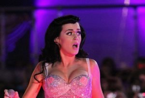 katy-perry-spiega-perche-il-suo-occhio-si-e-rotto-a-meta-concerto