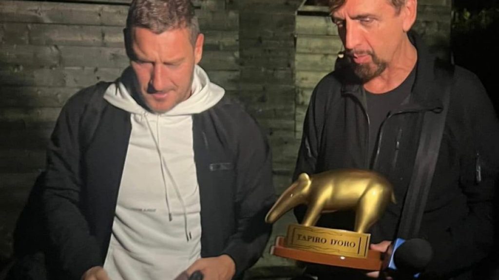 Striscia La Notizia, tapiro d’oro a Francesco Totti