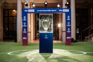 sky-alza-il-sipario-sulla-champions-dirigenti-e-vip-protagonisti-a-milano-tra-inno-e-coppa