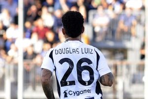 juventus-via-douglas-luiz-identificato-il-possibile-sostituto-e-scontro-con-la-roma